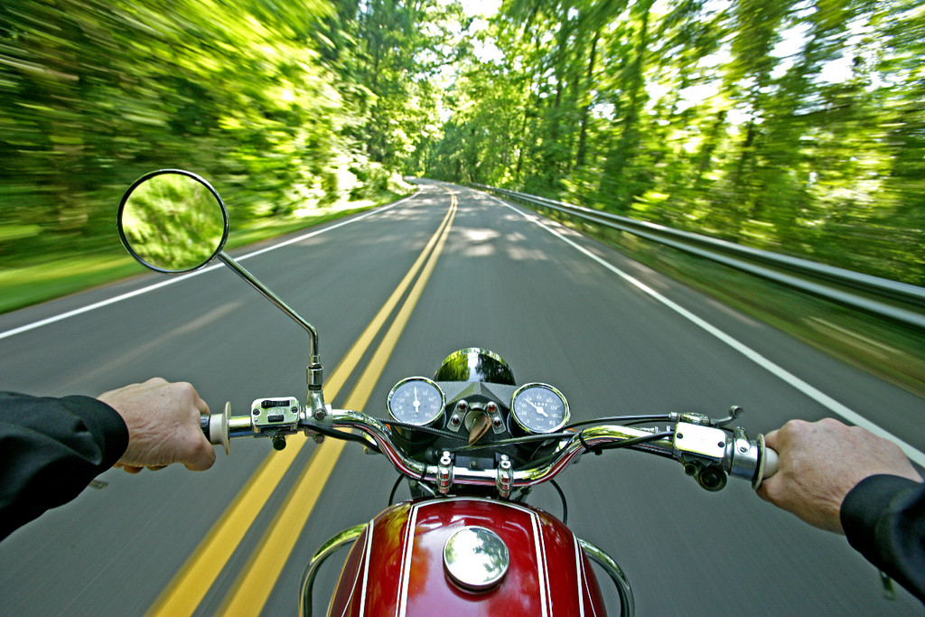 Мотоцикл ехал 3 часа. Мотоцикл на дороге. Мотоцикл едет. За рулем мотоцикла. Руль мотоцикла.