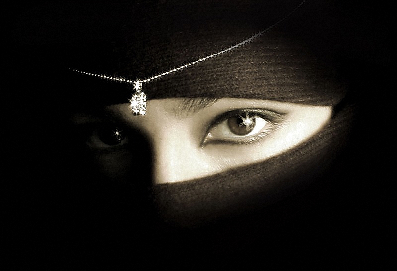 Фото Восточная девушка с украшением на голове, восточном наряде и взглядом темных глаз