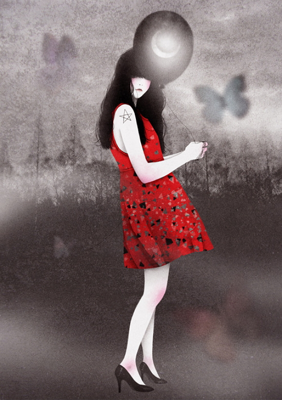 Фото Девушка с воздушным шариком в руке, сквозь который виден полумесяц