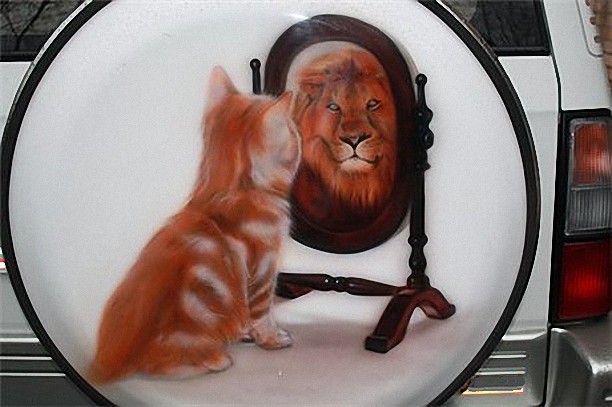 Фото Аэрография на кузове авто, маленький рыжий котенок смотрит на себя в зеркало и видит там себя в образе льва