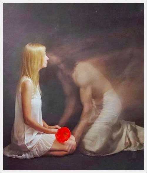 Фото Парень привидение целует девушку