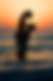 Фото Влюбленная пара смотрят друг на друга на закате в море