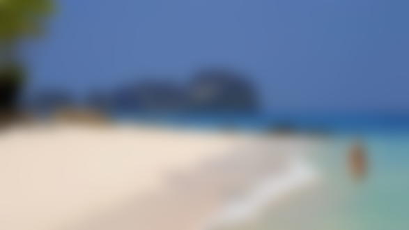 Фото Обнаженная девушка гуляет по песочному пляжу и легкий, морской прибой ласкает ее красивую фигуру