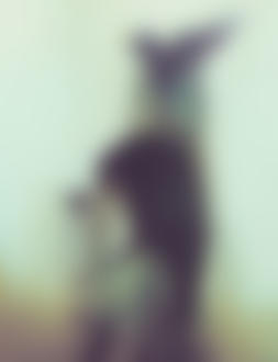 Фото Темноволосая девушка опутанная в нитях на сером фоне