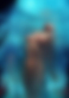 Фото Девушки русалки с красивыми телами, устремились с глубины воды к поверхности