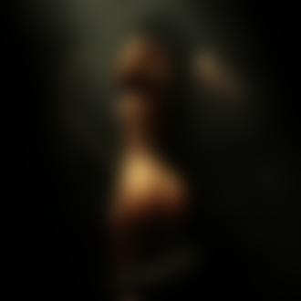 Фото Обнаженная темноволосая девушка стоит обвитая змеей