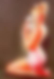 Фото Девушка в розовом стоит на коленях, держит в руках игральные карты и моргает одним глазом