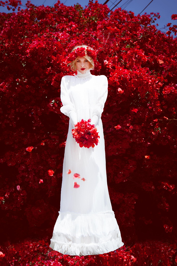 Белое платье с красным цветком