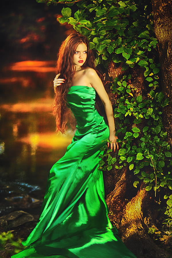 Рыжая девушка в зеленом платье