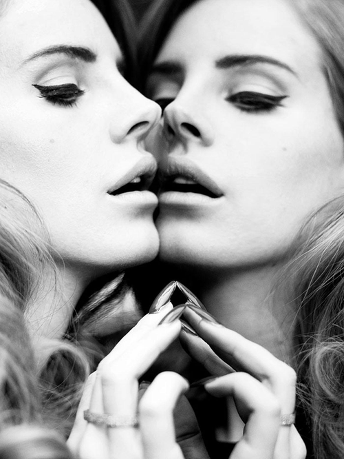 Фото Лана Дель Рей / Lana Del Rey около зеркала