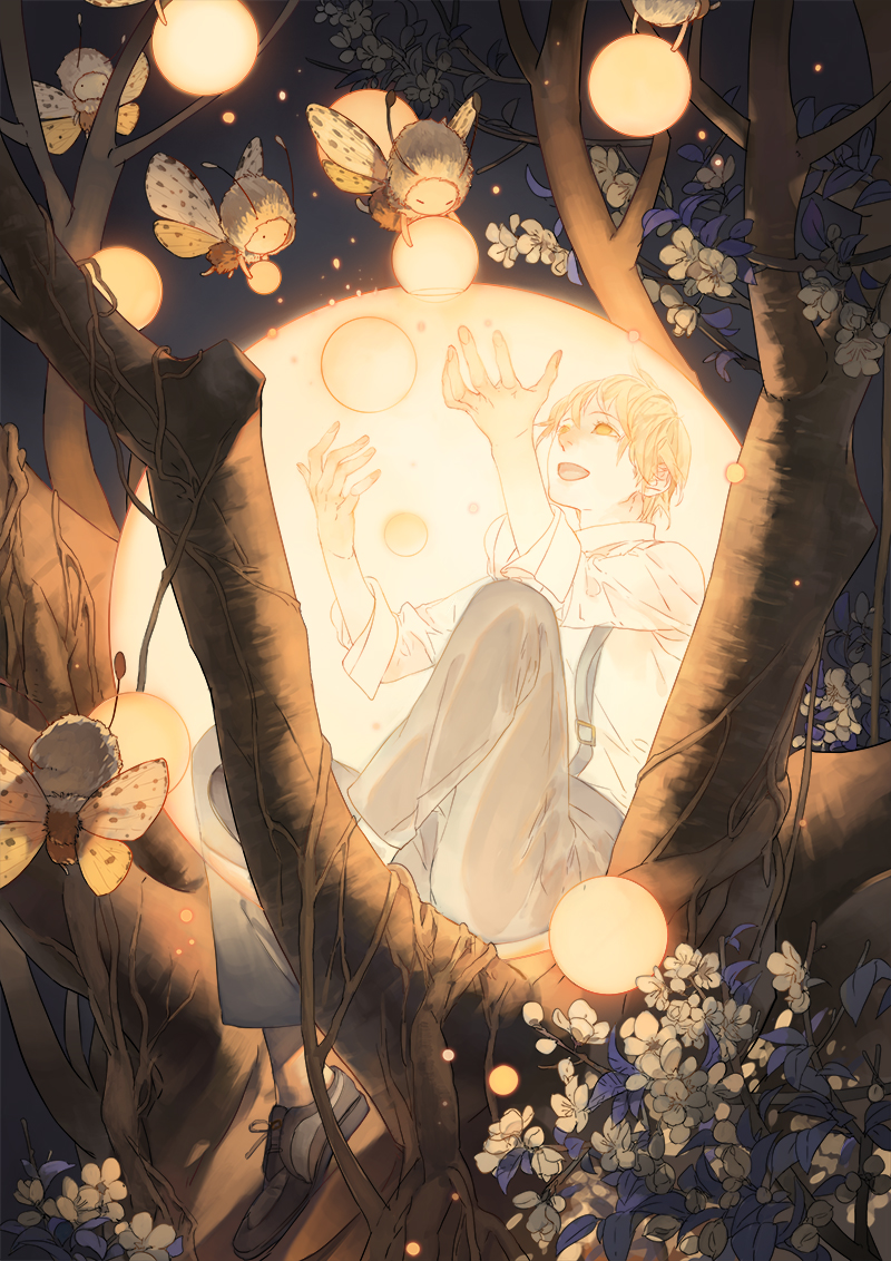 Фото Сидящий на дереве парень и маленькие феи - мотыльки вокруг него