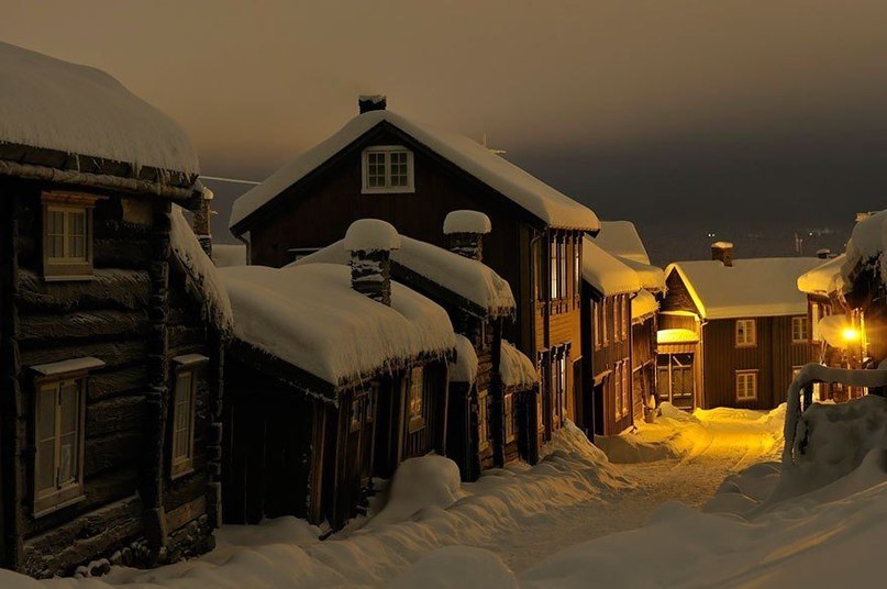 Фото Сказочный пейзаж небольшого, зимнего городка, Рерус, Норвегия / Rеros, Norway