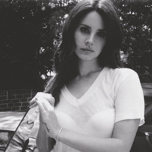Фото Lana Del Rey / Лана Дель Рей стоит у машины