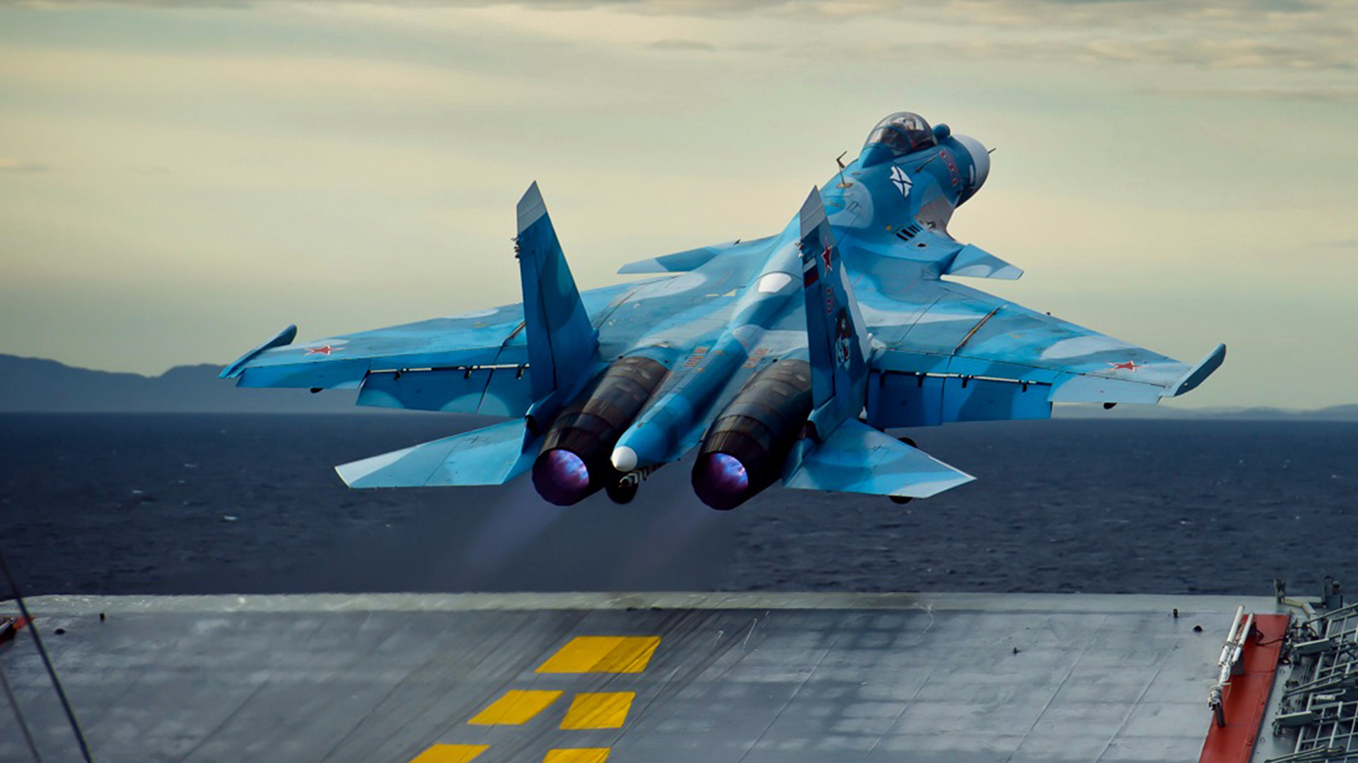 Фото Истребитель Российского ВМФ Су-27К взлетает с палубы авианосца