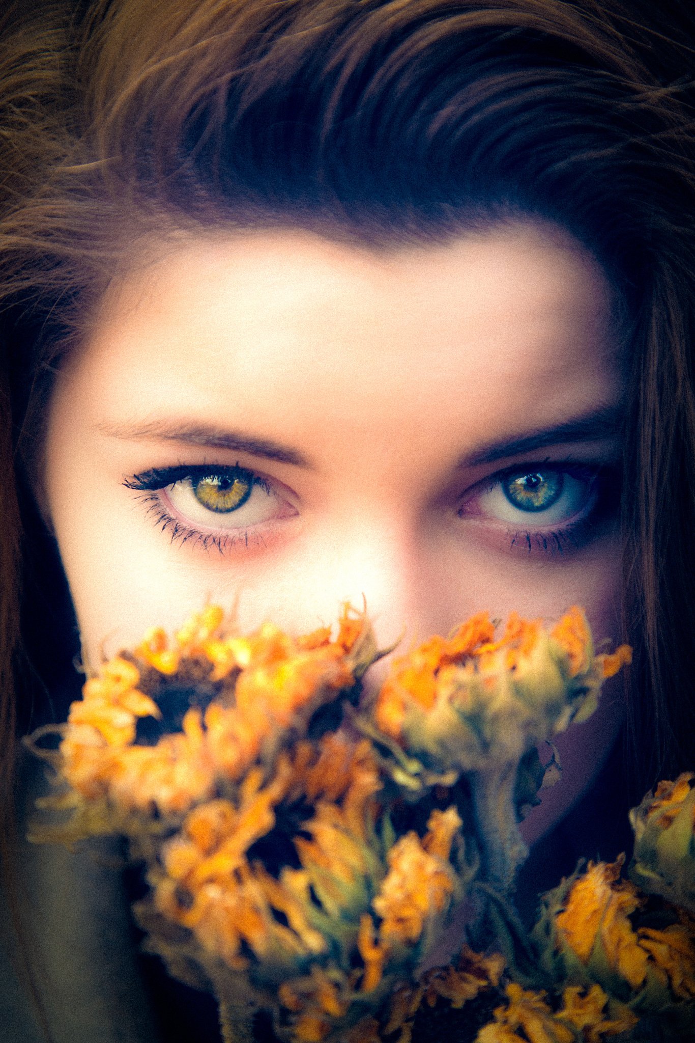 Девушка с цветком в глазу
