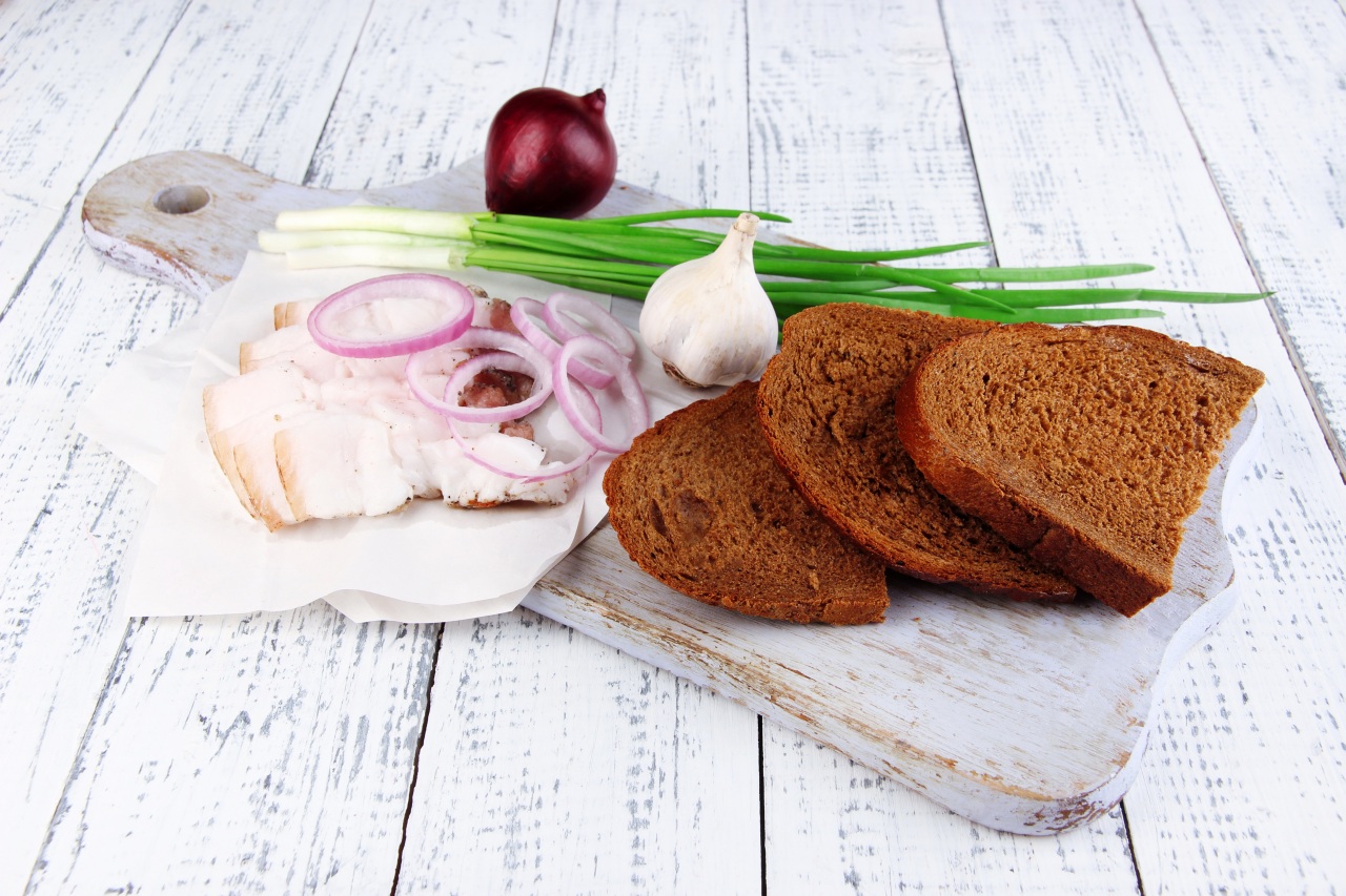 Фото Доска с хлебом, луком и салом