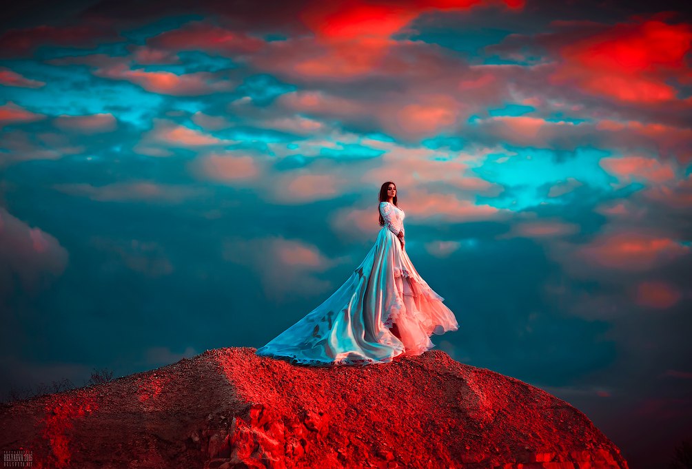 Фото Девушка в платье стоит на вершине горы на фоне заката, фотограф Светлана Беляева