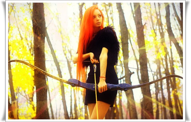 Фото Алина Ковалевская с луком и стрелами в осеннем лесу