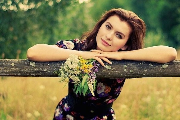 Девушка с букетом полевых цветов 