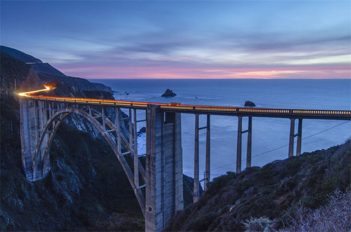 Фото Мост среди гор на фоне моря