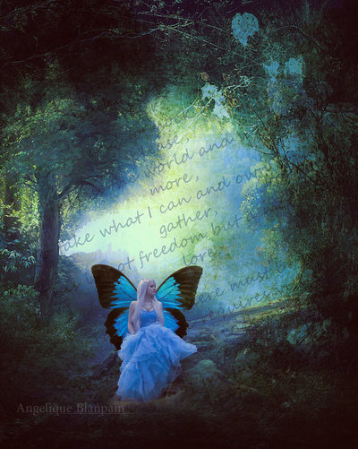 Фото Девушка-бабочка сидит в лесу