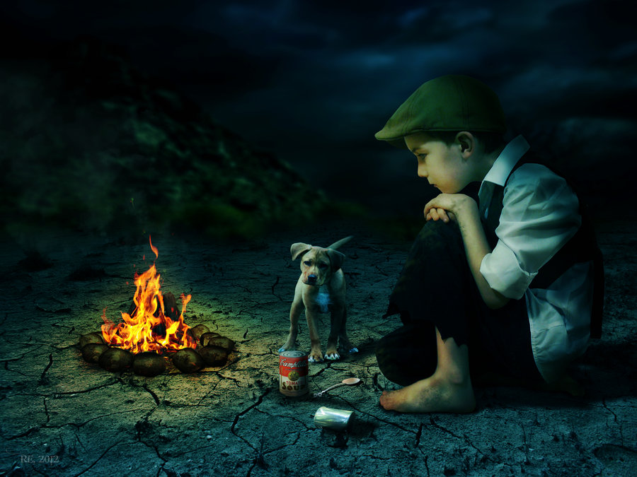 Фото Босоногий, бездомный мальчик, сидящий на потрескавшейся земле рядом с горящим костром, задумался каким образом ему открыть банку с консервами, рядом с ним стоит щенок на фоне ночного неба, автор rob has 1 left