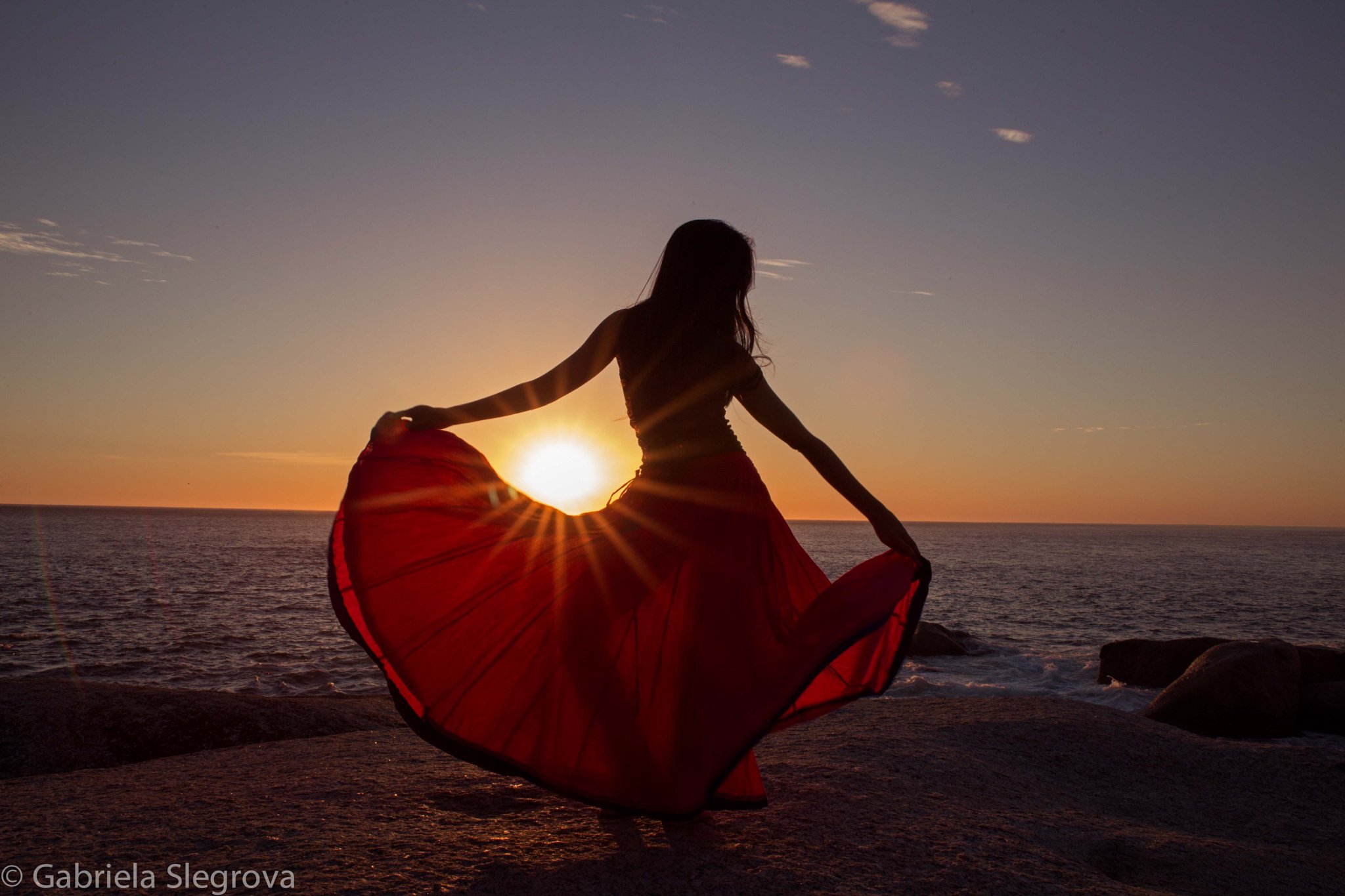 Девушка в Красном платье на берегу моря