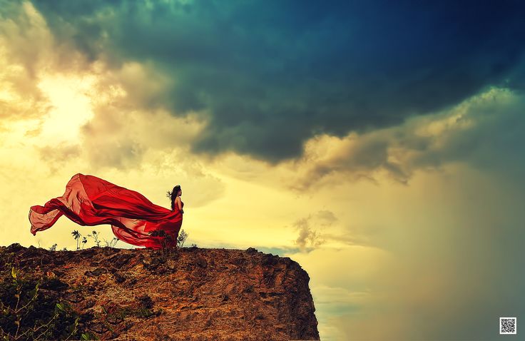 Фото Девушка в красном платье стоит на фоне неба, ву Kenneth Wong