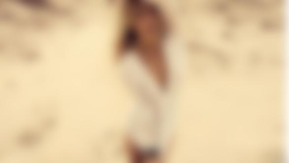 Фото Белокурая девушка в белой кофте