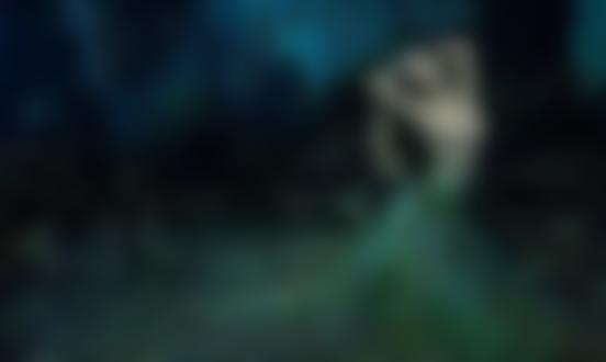 Фото Обнаженная до пояса девушка азиатской внешности, в юбке из павлиньих перьев стоит в лесу, запрокинув руки за голову и закрыв глаза, фотохудожник DUONG QUOC DINH
