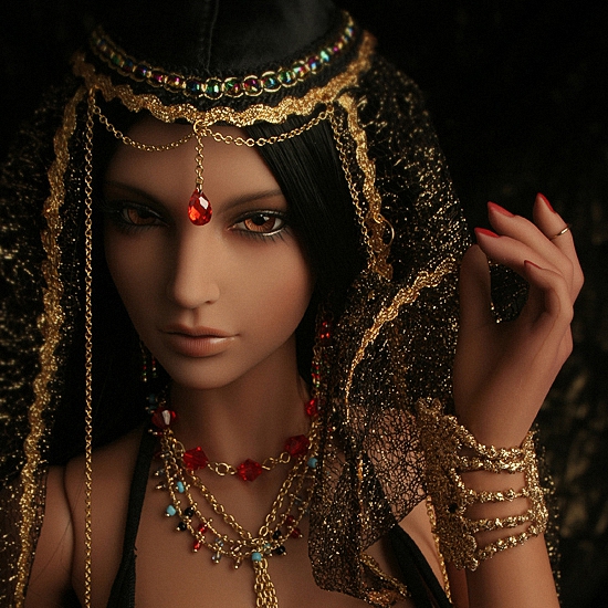 Фото Девушка кукла в индийском наряде с украшениями