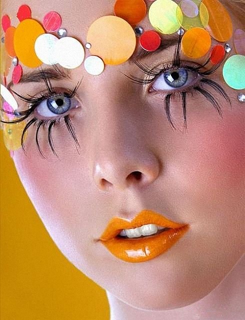 Фото Гламурная девушка с круглыми украшениями на лбу и желтыми губами