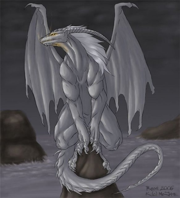 Фото Серебряный дракон на скале посреди моря