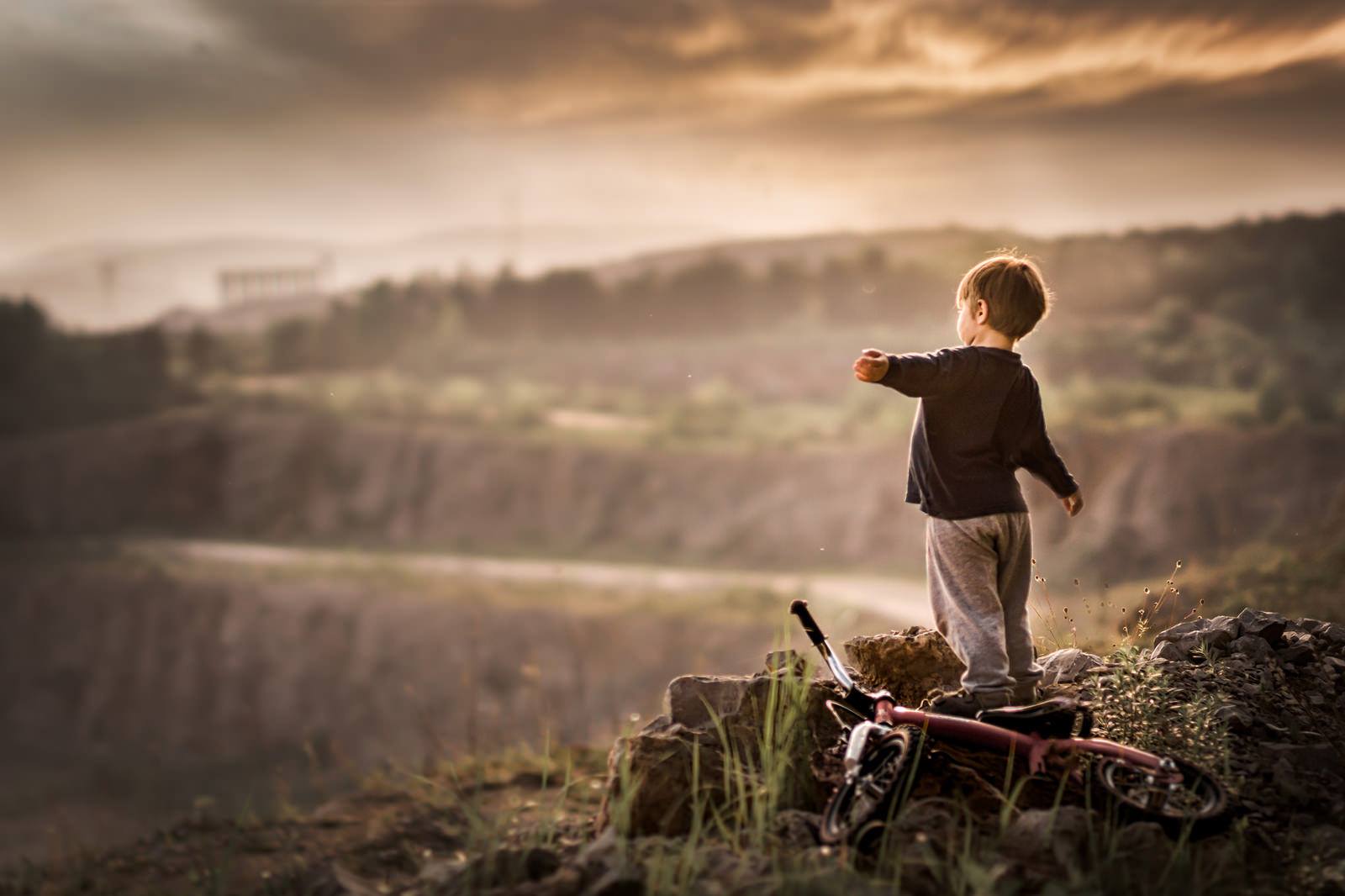 Фото Мальчик стоит на велосипеде на фоне огромного панорамного вида природы, ву igrudzien
