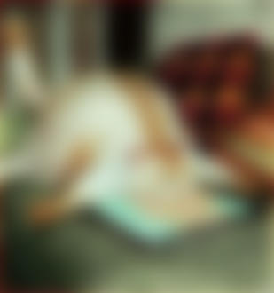 Фото Толстый кот спит на планшете, на экране которого голая девушка, art by Waldemar-Kazak