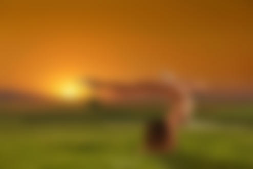 Фото Девушка на руках стоит на траве на фоне солнца, фотограф Akira Enzeru