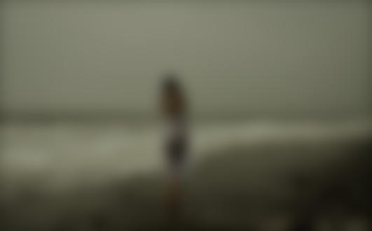 Фото Девушка стоит к нам спиной на побережье, by kannagara