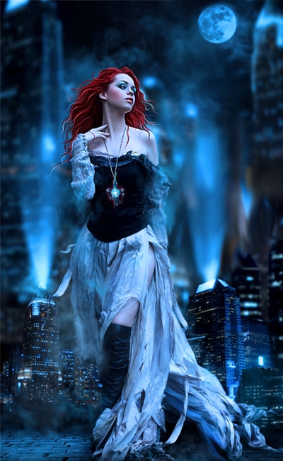 Фото Девушка с огненно- рыжими волосами, с длинной цепью и магическим знаком на груди, идет в полнолуние по ночному городу