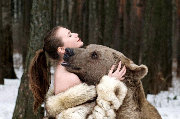 Фото Девушка обнимает медведя, фото Ольги Баранцевой