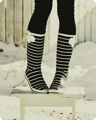 Фото Ноги девушки, стоящей на скамейке