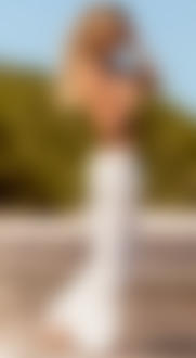 Фото Полуобнаженная девушка стоит на фоне природы