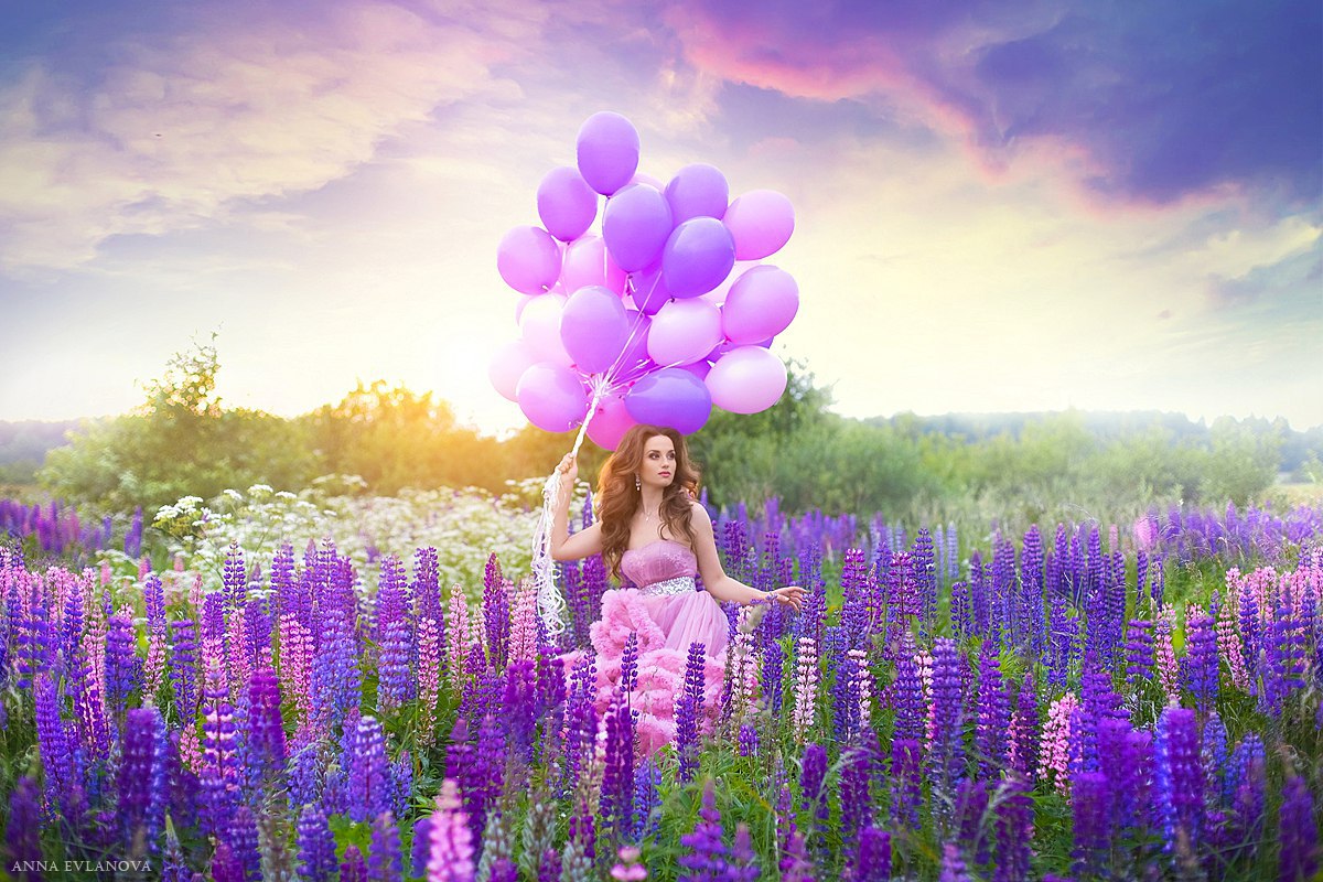 Фото Девушка с воздушными шарами стоит в окружении сиреневых цветов, фотограф Анна Евланова