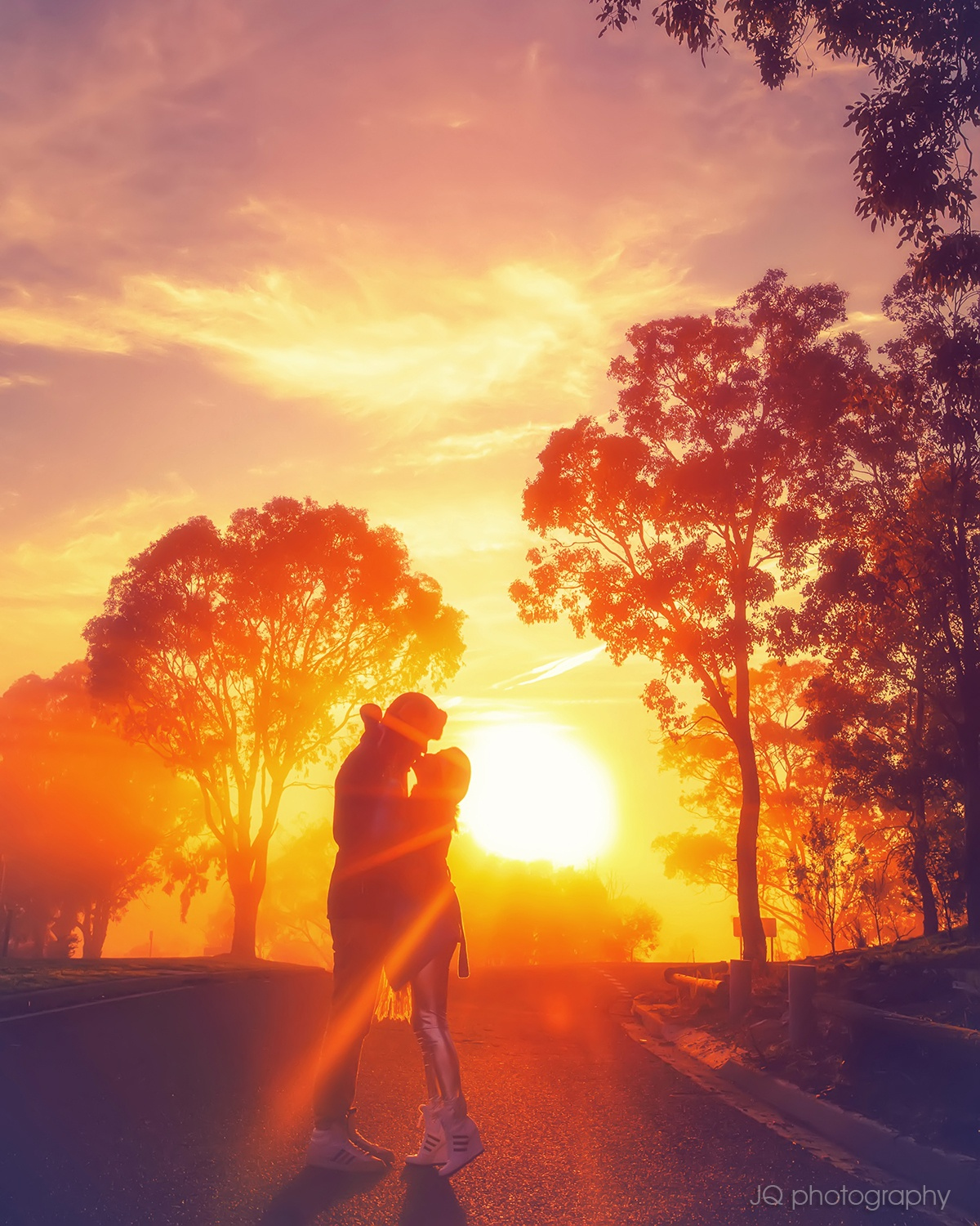 Пара целуется на фоне заката