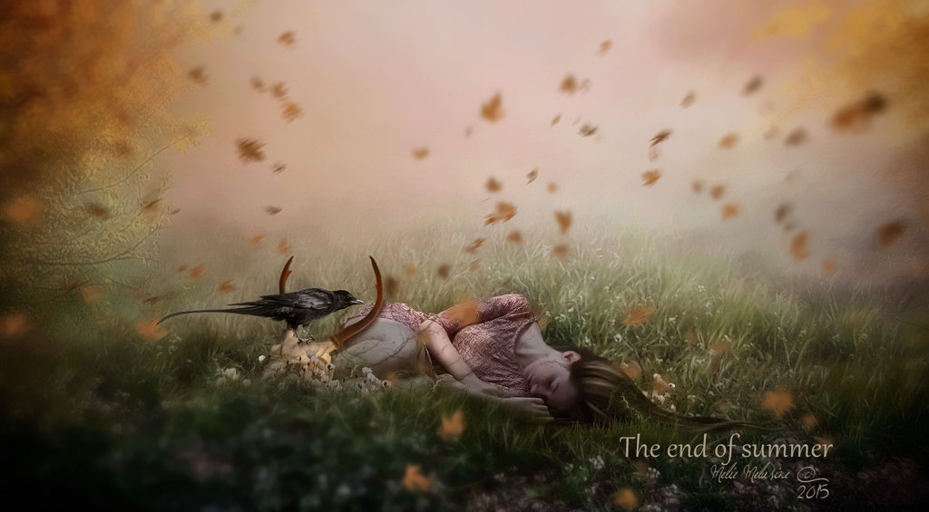 Фото Девушка лежит в траве, рядом лежит череп, на котором сидит ворон (The end of summer / Конец лета), работа MelieMelusine