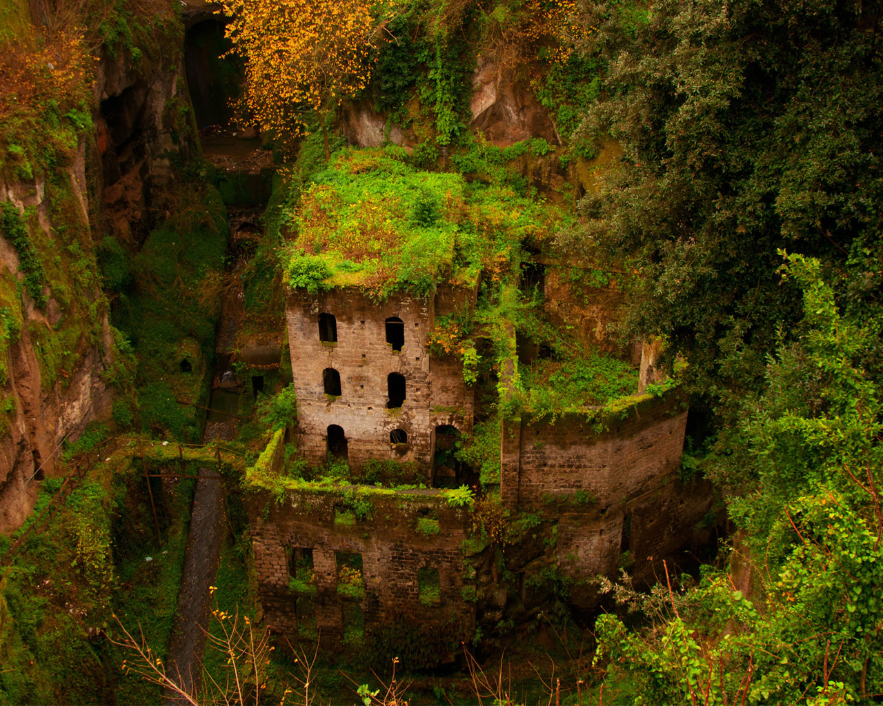 Фото Старый заброшенный замок в ущелье