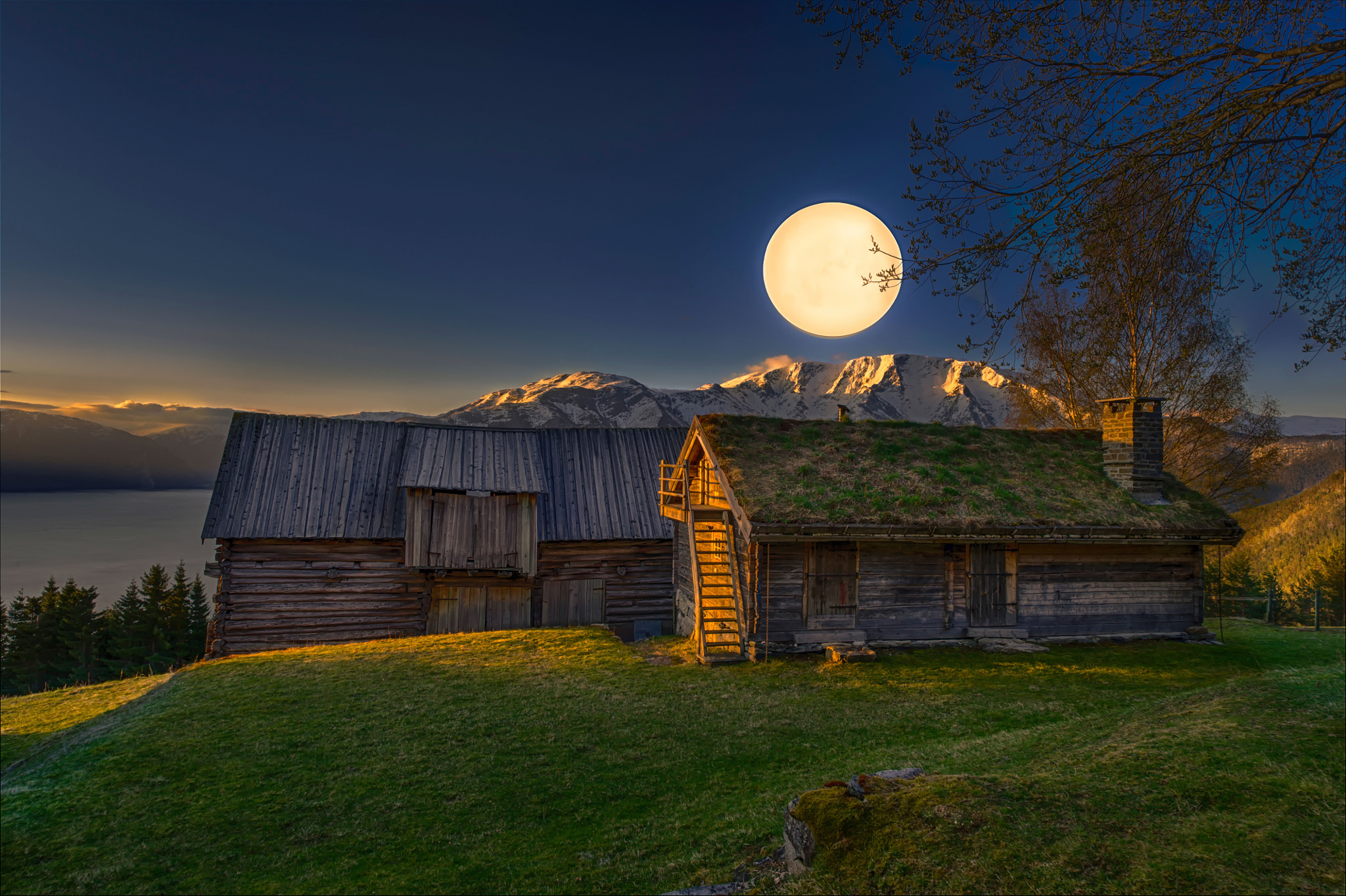 Фото Старые дома на холме под лунным светом