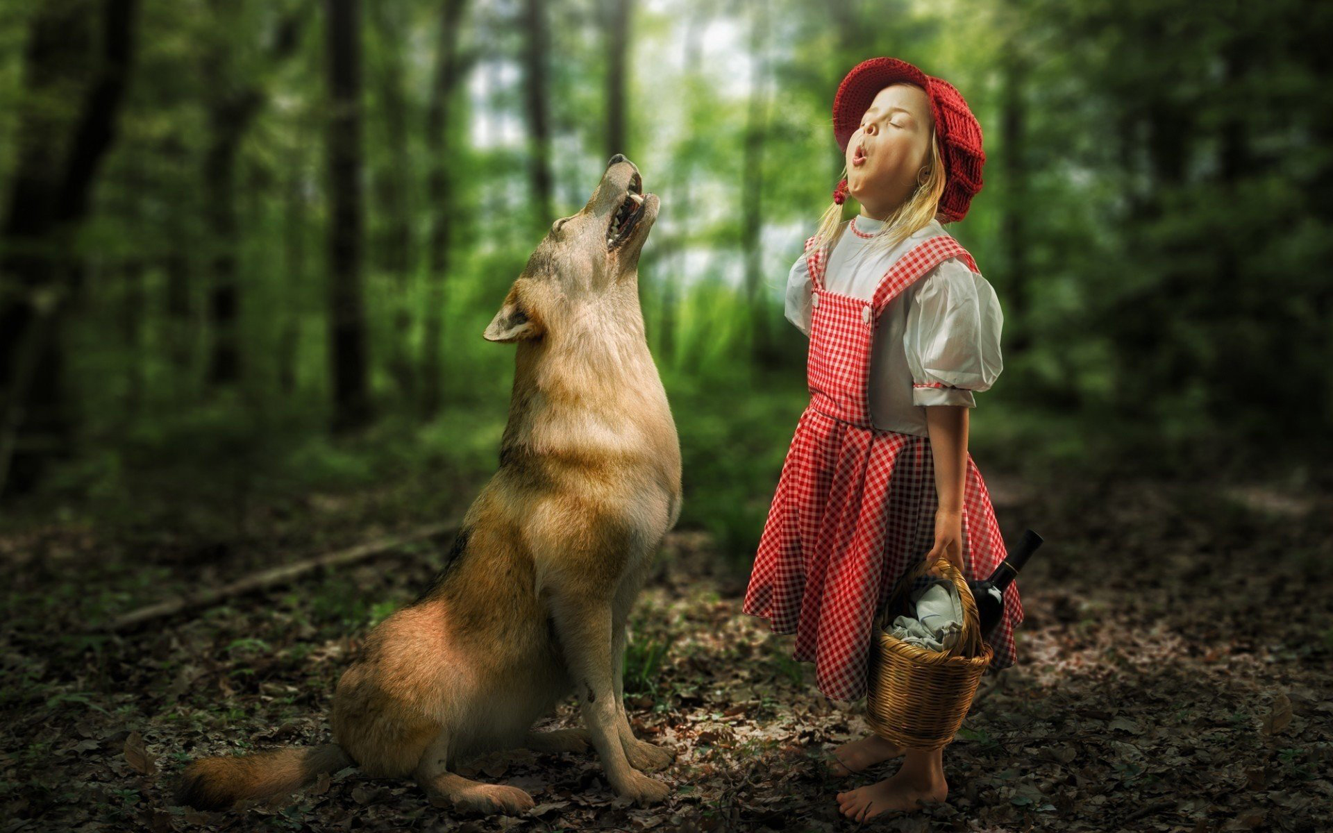 Фото Красная шапочка и волк поют дуэтом