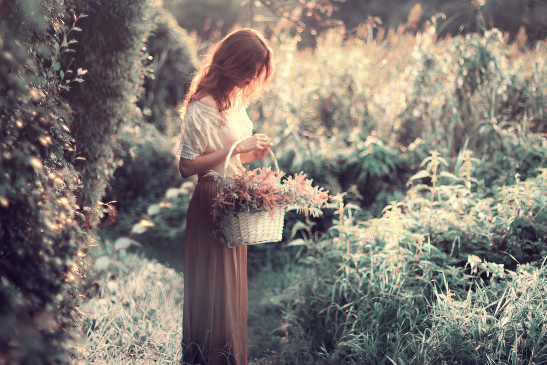  Девушка стоит с корзиной цветов, by akModel