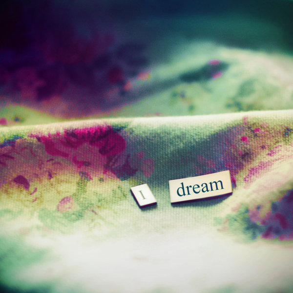 Фото На ткани лежат предметы с надписью i dream (я мечтаю)