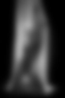 Фото Полуобнаженная девушка стоит на коленях, скрестив руки над головой, внутри прозрачной ткани. Фотограф Ксения Полянская, работа называется Таинственность